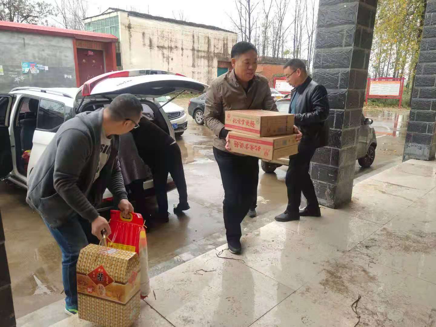西平县“驻马店好人”支援河南抗洪救灾-